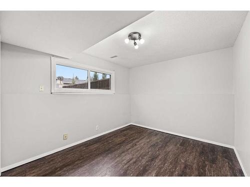 205-200 Southridge Place, Didsbury, AB - Indoor Photo Showing Other Room