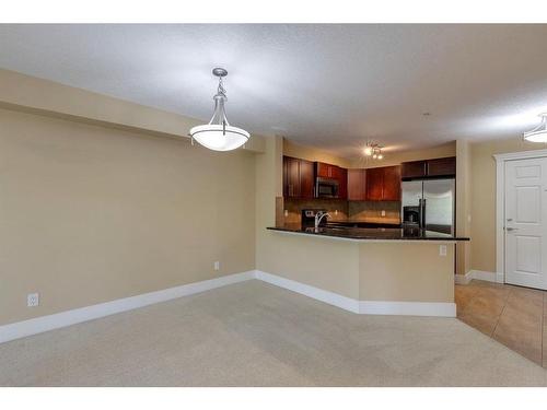 315-500 Rocky Vista Gardens Nw, Calgary, AB - Indoor Photo Showing Kitchen