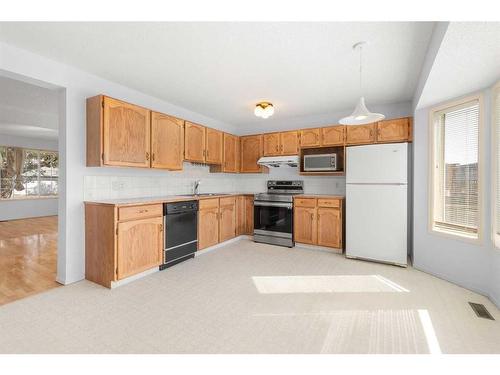 15 Bedford Manor Ne, Calgary, AB - Indoor Photo Showing Kitchen