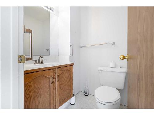 15 Bedford Manor Ne, Calgary, AB - Indoor Photo Showing Bathroom