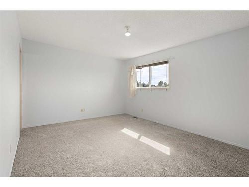 15 Bedford Manor Ne, Calgary, AB - Indoor Photo Showing Other Room