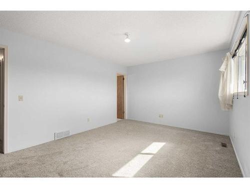 15 Bedford Manor Ne, Calgary, AB - Indoor Photo Showing Other Room