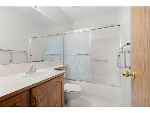 15 Bedford Manor Ne, Calgary, AB - Indoor Photo Showing Bathroom