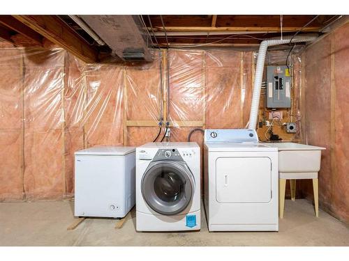 15 Bedford Manor Ne, Calgary, AB - Indoor Photo Showing Laundry Room