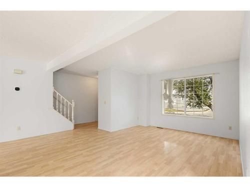 15 Bedford Manor Ne, Calgary, AB - Indoor Photo Showing Living Room