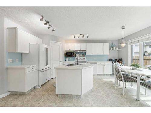 70 Mt Brewster Circle Se, Calgary, AB - Indoor Photo Showing Kitchen