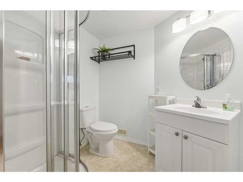 70 Mt Brewster Circle Se, Calgary, AB - Indoor Photo Showing Bathroom