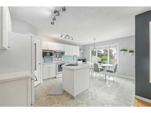 70 Mt Brewster Circle Se, Calgary, AB - Indoor Photo Showing Kitchen