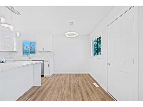 4415 Marlborough Drive Ne, Calgary, AB - Indoor Photo Showing Kitchen