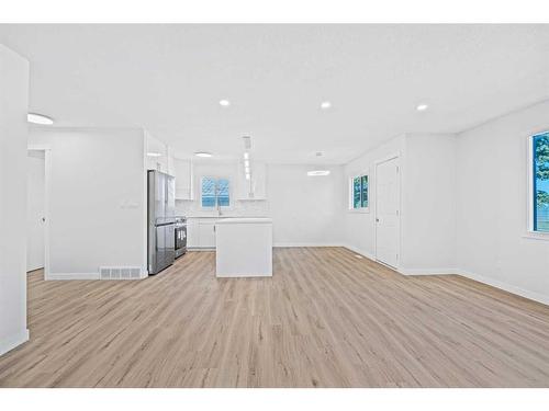 4415 Marlborough Drive Ne, Calgary, AB - Indoor Photo Showing Kitchen