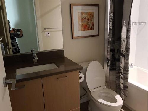 201-707 4 Street Ne, Calgary, AB - Indoor Photo Showing Bathroom