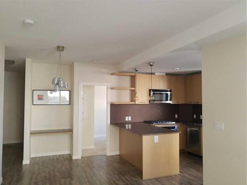 201-707 4 Street Ne, Calgary, AB - Indoor Photo Showing Kitchen