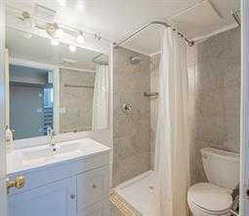 640 Radcliffe Road Se, Calgary, AB - Indoor Photo Showing Bathroom