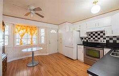 640 Radcliffe Road Se, Calgary, AB - Indoor Photo Showing Kitchen