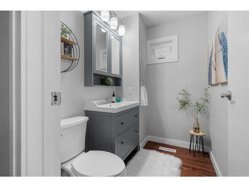 1-1760 8 Avenue Nw, Calgary, AB - Indoor Photo Showing Bathroom