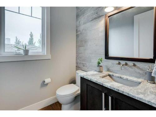 1920 10A Street Sw, Calgary, AB - Indoor Photo Showing Bathroom