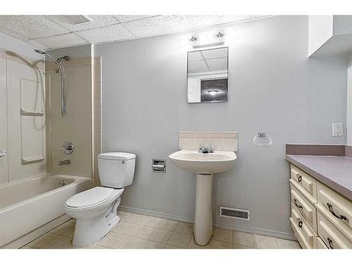 94 Rivercrest Villas Se, Calgary, AB - Indoor Photo Showing Bathroom