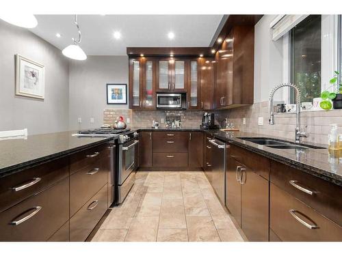 2620 2 Street Nw, Calgary, AB - Indoor Photo Showing Kitchen With Double Sink With Upgraded Kitchen