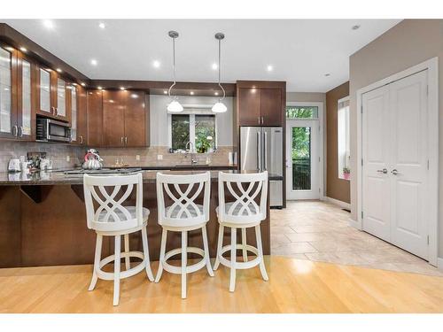 2620 2 Street Nw, Calgary, AB - Indoor Photo Showing Kitchen With Upgraded Kitchen