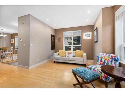 2620 2 Street Nw, Calgary, AB - Indoor Photo Showing Living Room