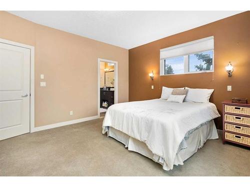 2620 2 Street Nw, Calgary, AB - Indoor Photo Showing Bedroom