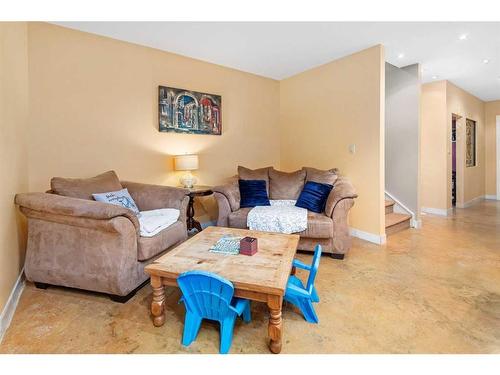 2620 2 Street Nw, Calgary, AB - Indoor Photo Showing Living Room