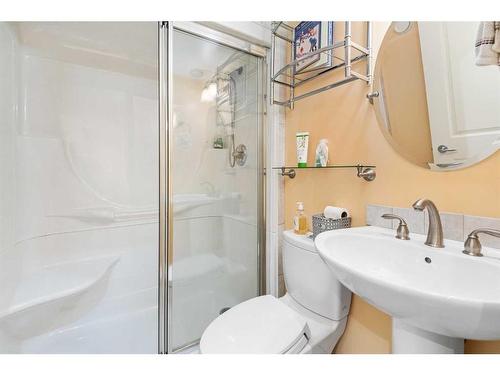 2620 2 Street Nw, Calgary, AB - Indoor Photo Showing Bathroom