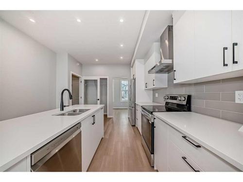 128 Edith Place Nw, Calgary, AB - Indoor Photo Showing Kitchen With Double Sink With Upgraded Kitchen