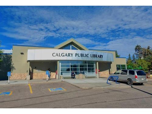 812 47 Street Se, Calgary, AB - Indoor Photo Showing Kitchen