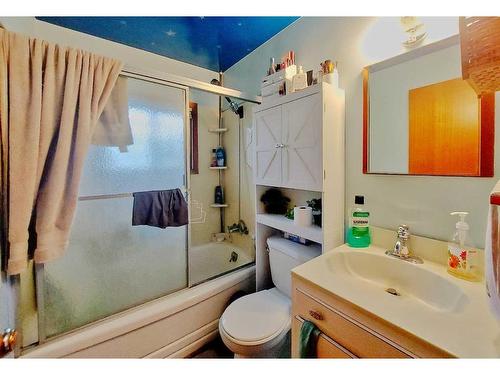 812 47 Street Se, Calgary, AB - Indoor Photo Showing Bathroom