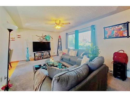 812 47 Street Se, Calgary, AB - Indoor Photo Showing Kitchen With Double Sink