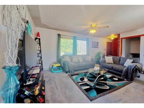 812 47 Street Se, Calgary, AB - Indoor Photo Showing Living Room