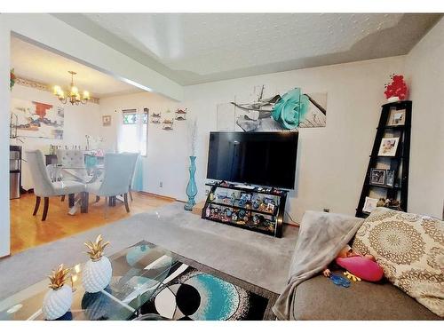 812 47 Street Se, Calgary, AB - Indoor Photo Showing Kitchen With Double Sink