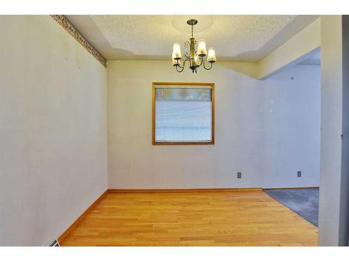 812 47 Street Se, Calgary, AB - Indoor Photo Showing Other Room