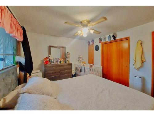 812 47 Street Se, Calgary, AB - Indoor Photo Showing Bedroom