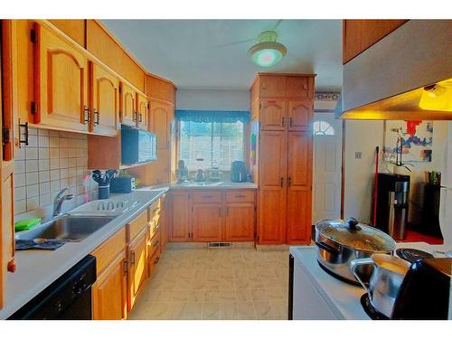 812 47 Street Se, Calgary, AB - Indoor Photo Showing Kitchen