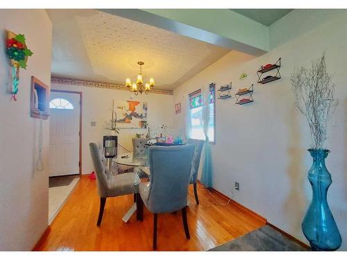 812 47 Street Se, Calgary, AB - Indoor Photo Showing Dining Room