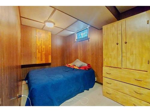 812 47 Street Se, Calgary, AB - Indoor Photo Showing Bedroom