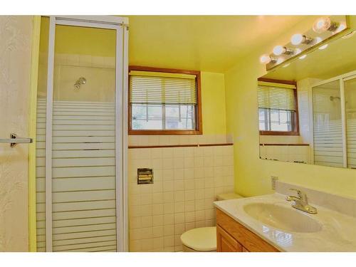 812 47 Street Se, Calgary, AB - Indoor Photo Showing Bathroom