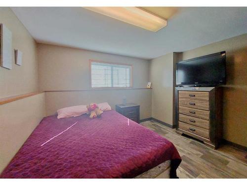 812 47 Street Se, Calgary, AB - Indoor Photo Showing Bedroom