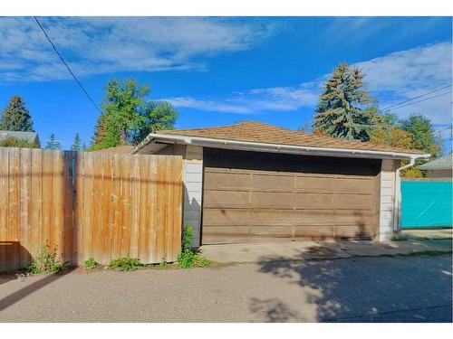 812 47 Street Se, Calgary, AB - Indoor Photo Showing Kitchen With Double Sink