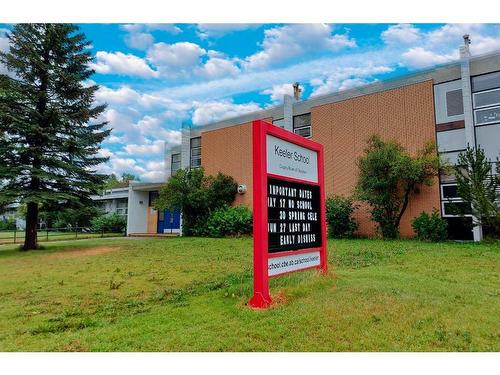 812 47 Street Se, Calgary, AB - Indoor Photo Showing Other Room