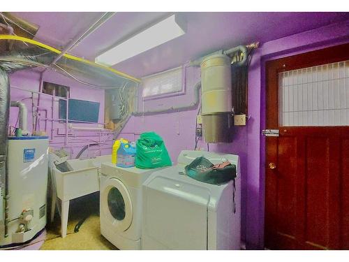 812 47 Street Se, Calgary, AB - Indoor Photo Showing Laundry Room