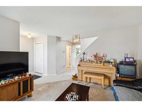 17 Country Hills Bay Nw, Calgary, AB - Indoor Photo Showing Living Room