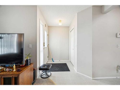 17 Country Hills Bay Nw, Calgary, AB - Indoor Photo Showing Other Room