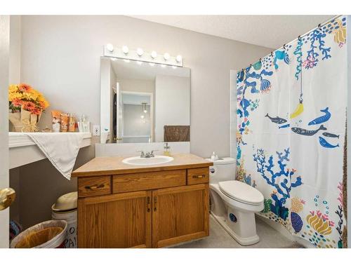 17 Country Hills Bay Nw, Calgary, AB - Indoor Photo Showing Bathroom