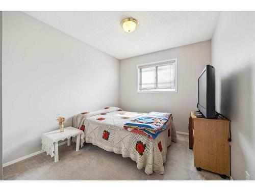 17 Country Hills Bay Nw, Calgary, AB - Indoor Photo Showing Bedroom