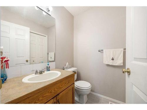 17 Country Hills Bay Nw, Calgary, AB - Indoor Photo Showing Bathroom