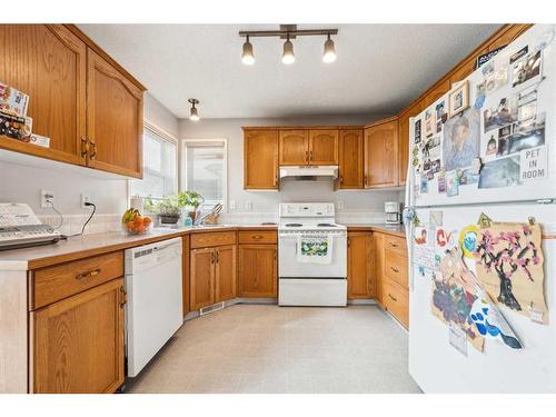 17 Country Hills Bay Nw, Calgary, AB - Indoor Photo Showing Kitchen