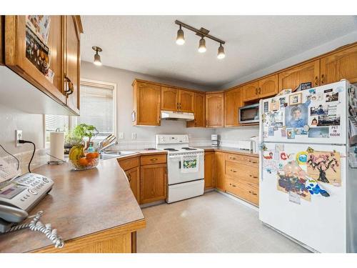 17 Country Hills Bay Nw, Calgary, AB - Indoor Photo Showing Kitchen